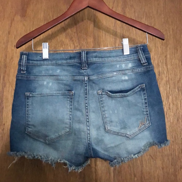 Women’s Express Distressed Jean Shorts - Picture 2 of 7